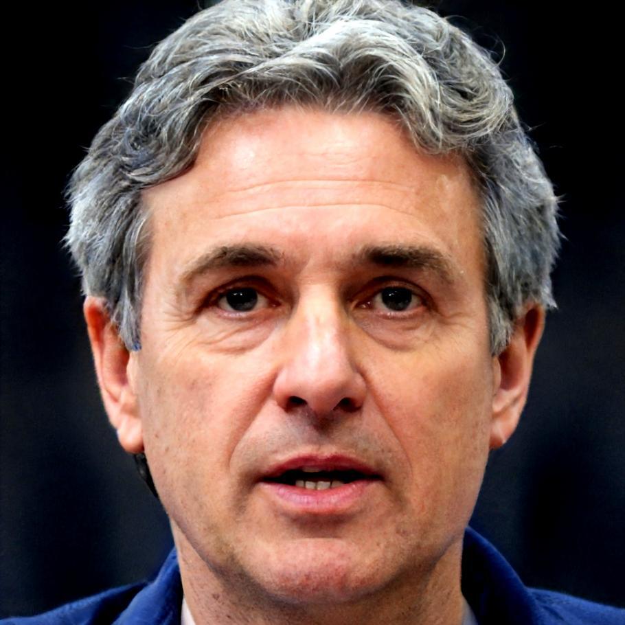 Portrait of Elliot Thorne